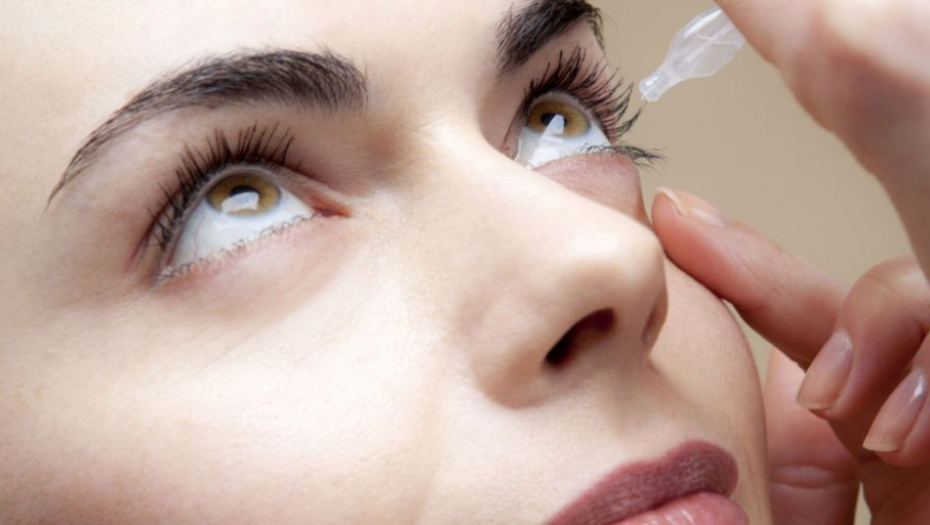 LUDILO MOZGA! GOSPOĐA SIPALA KAPI U OČI I ZAVRŠILA U HITNOJ Nećete verovati koji detalj na leku je propustila da pročita