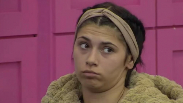 MILICA UHVAĆENA DOK JEDE SLINE! Šokantan snimak Mensurove maloletne devojke sve zgrozio! (VIDEO)