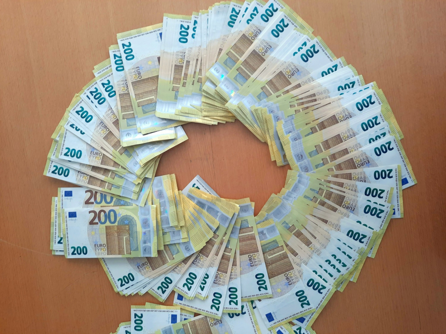 U NESESERU KRILI NEPRIJAVLJENI NOVAC Carinici na Horgošu otkrili 160.000 evra