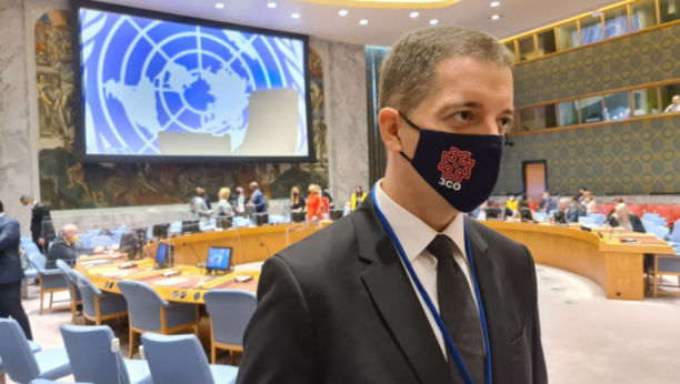 MARKO ĐURIĆ SPREMAN ZA SEDNICU SAVETA UN Ambasador sa ponosom nosi masku ZSO