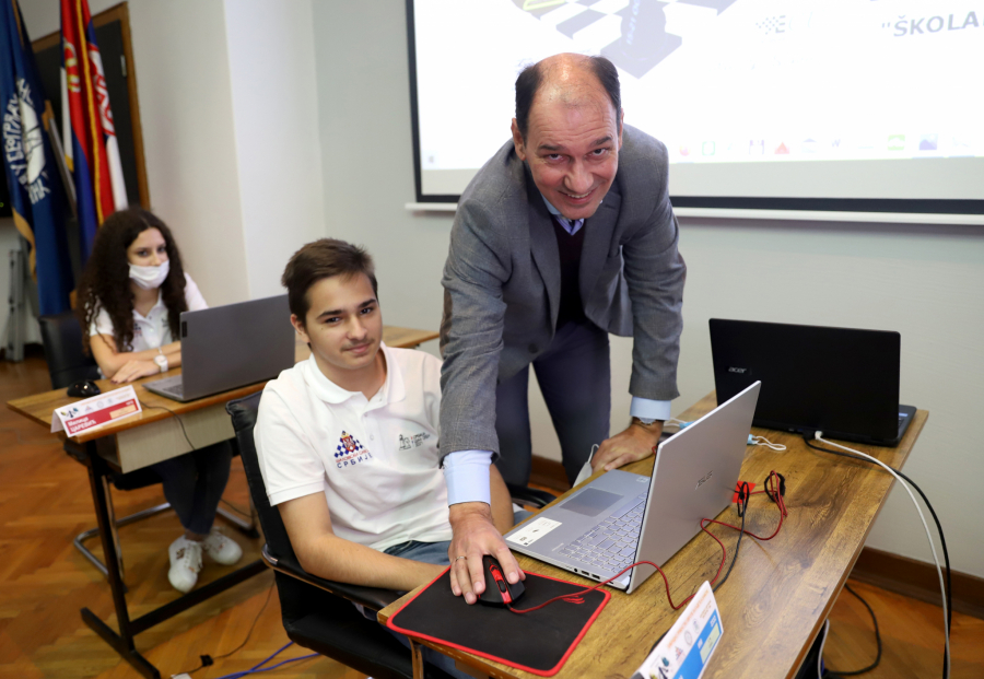 DEKAN KOJI VREME MERI PO ŠAHOVSKOM SATU Vladimir Popović: Tehnika i šah su izuzetno povezani!