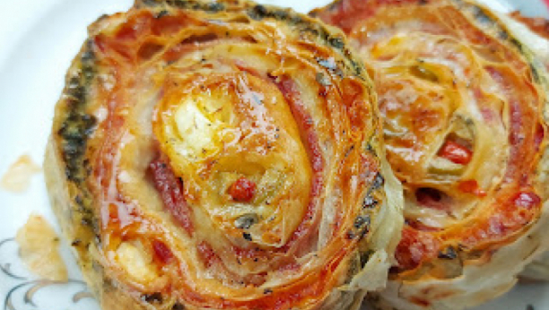 NEUPOREDIVO BOLJE OD SVEGA ŠTO STE PROBALI: Svečani rolat sa spanaćem, ajvarom i šunkom, maslinama izuzetnog ukusa i lepote (VIDEO)