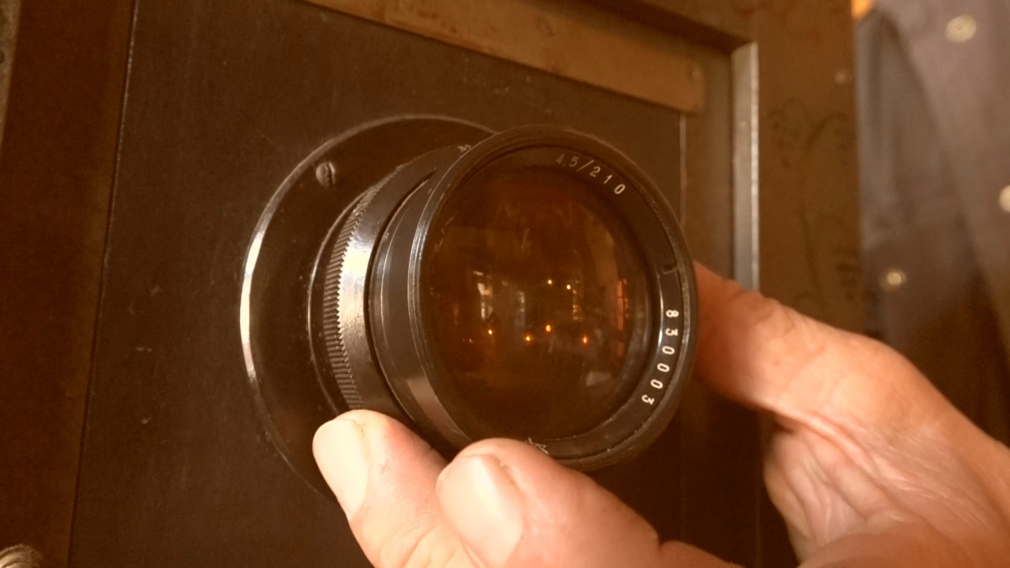 STAR JE 100 GODINA I RADI KAO ŠVAJCARSKI SAT: Nalazi se u najstarijoj kafani u Dragačevu i čuva ratne tajne partinzanskih odreda (FOTO)