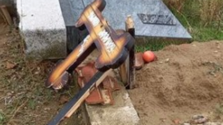 NI MRTVIMA NE DAJU MIRA NA KOSOVU Oskrnavljeno srpsko groblje u Orahovcu! (FOTO)