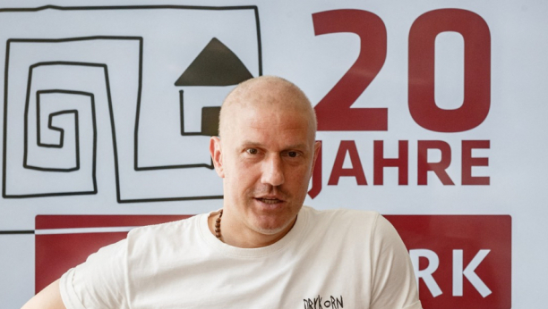 SVI ZANEMELI KADA SU GA VIDELI Ostao je i bez kose, nema koja ga muka nije snašla