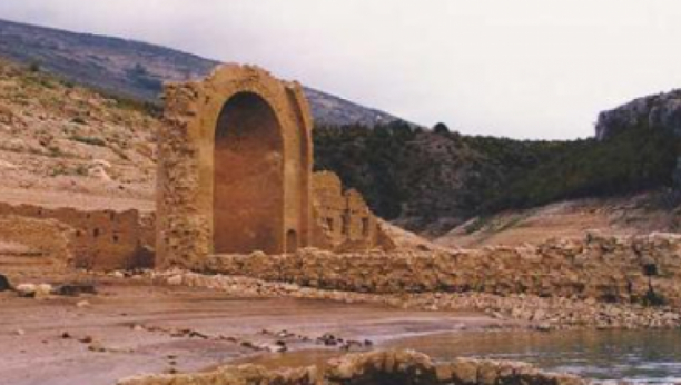 SRPSKA SVETINJA IZRONILA IZ JEZERA Manastir iz vremena boja na Kosovu, Hrvati potopili zbog gradnje hidroelektrane! (FOTO)