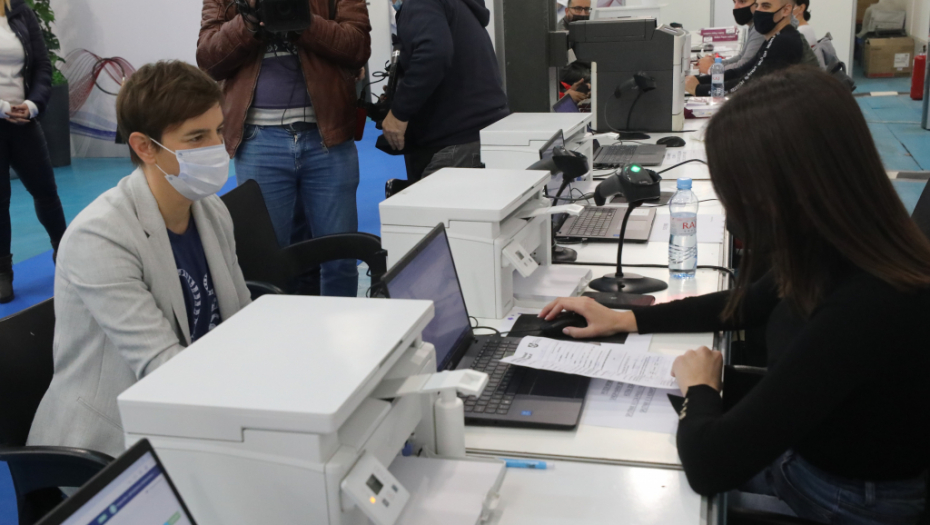 TELEFON MINISTARSTVA ZDRAVLJA ZVONI Javljaju se antivakseri koji prete