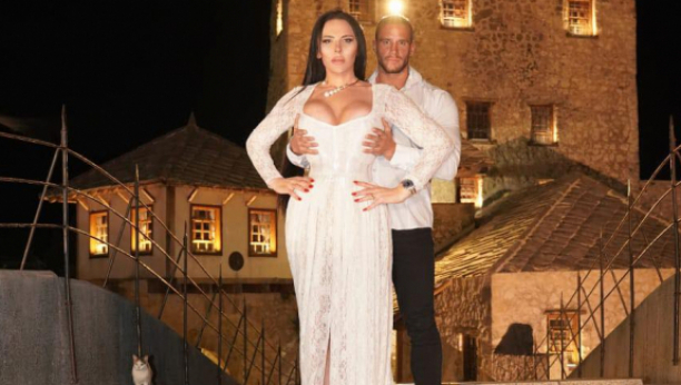 MNOGI MISLE DA JE BRAK LAŽAN Transrodna pevačica objavila intimni snimak dok ljubi supruga u usta, sada je sve jasno!