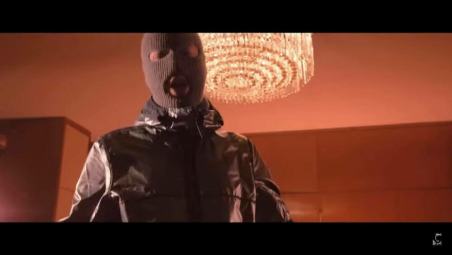 REPER NAPADNUT U KLUBU! Devito ostao bez maske, nastao opšti haos, obezbeđenje tuklo goste! (VIDEO)