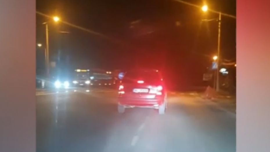 OVAJ VOZAČ ĆE UBITI NEKOGA! Jeziv snimak sa ulica Beograda: Vozi mrtav pijan, drugi automobili ga jedva izbegli (VIDEO)