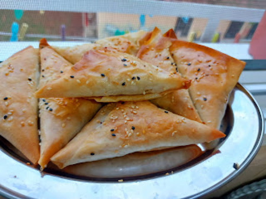 SPECIJALITET IZ BAKINE KUHINJE: Šuškavi trouglići sa kiselim kupusom i prazilukom, tope se u ustima (VIDEO)