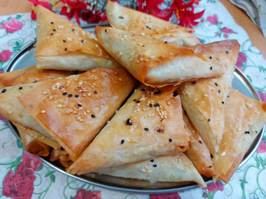 SPECIJALITET IZ BAKINE KUHINJE: Šuškavi trouglići sa kiselim kupusom i prazilukom, tope se u ustima (VIDEO)