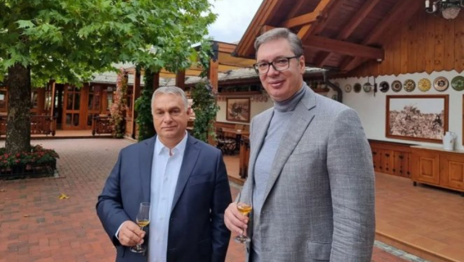 "ŽIVELI, DRAGI PRIJATELJU" Predsednik Vučić odveo Orbana na predivno mesto, a onda su uz čašu vina najavili velike projekte