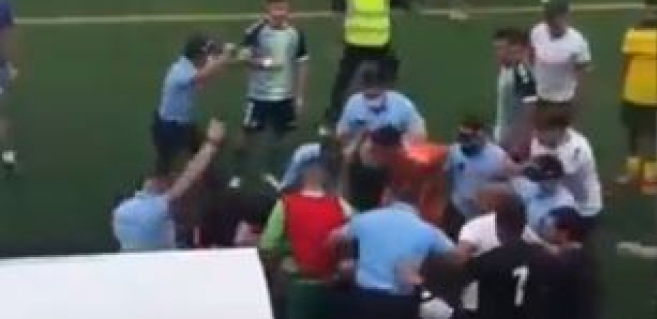 POLICAJCI PUCALI NA FUDBALSKOM TERENU! Totalni haos na utakmici, ovakav incident se ne pamti! (VIDEO)