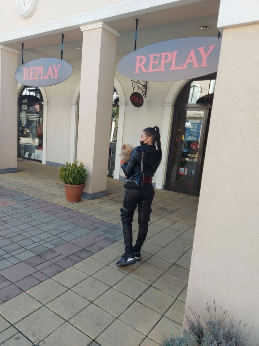 EKSKLUZIVNI ALO! PAPARACO Potpuno izoperisana Maja pazari krpice za Zadrugu, starleta šokirala novim izdanjem! (FOTO)