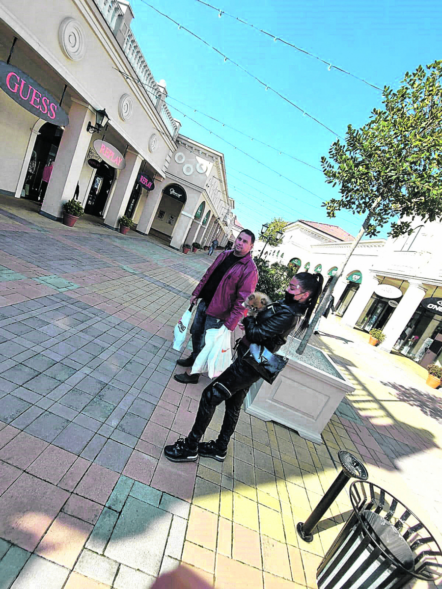 EKSKLUZIVNI ALO! PAPARACO Potpuno izoperisana Maja pazari krpice za Zadrugu, starleta šokirala novim izdanjem! (FOTO)