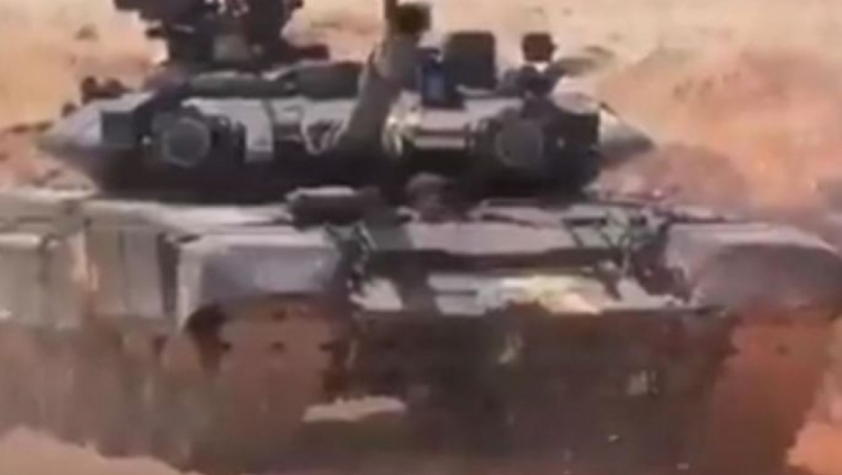 ASADOVI TIGROVI TUKU BEZ PREDAHA! Sirijske bombe i granate preorale položaje militanata u Idlibu! (VIDEO)