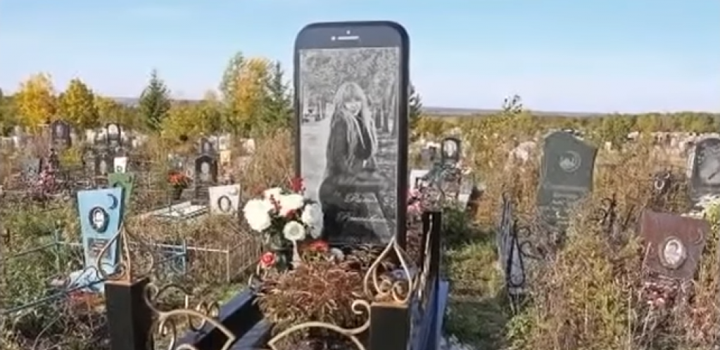 RADNIK MISLIO DA HALUCINIRA Ostao šokiran nadgrobnim spomenikom koji je otac podigao preminuloj ćerki (VIDEO)
