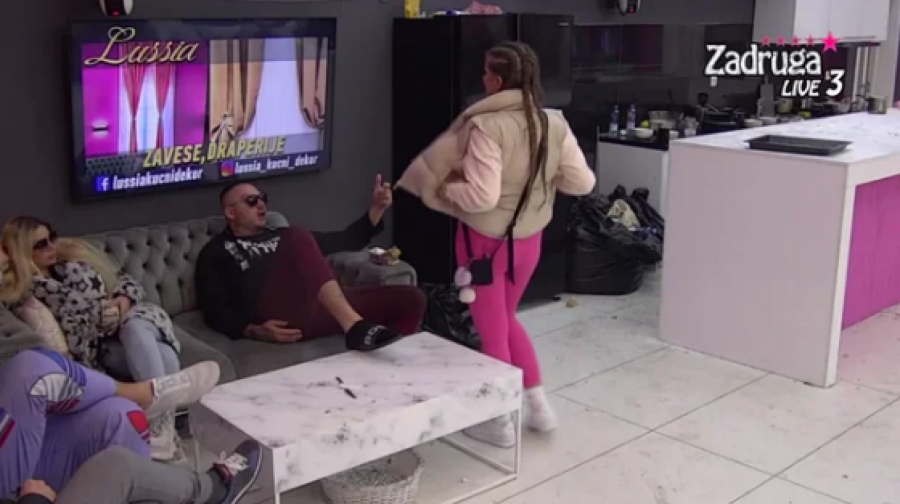 SKANDAL! Dejan poludeo od besa i Dalilu polio vodom!