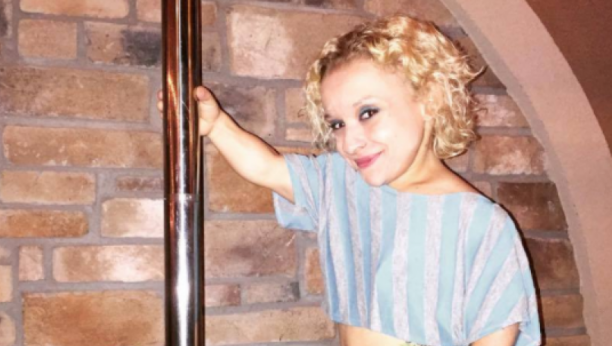 VISOKA JE KAO PETOGODIŠNJE DETE Kasandra (30) zarađuje MILIONE, za sve je "kriva" njena visina!