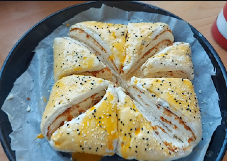 FANTASTIČNA DOMAĆA POGAČA Lisnata pita sa čvarcima, mekana kao morska pena (VIDEO)