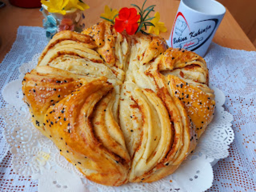 FANTASTIČNA DOMAĆA POGAČA Lisnata pita sa čvarcima, mekana kao morska pena (VIDEO)