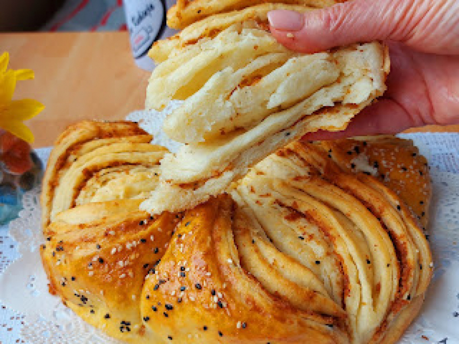 FANTASTIČNA DOMAĆA POGAČA Lisnata pita sa čvarcima, mekana kao morska pena (VIDEO)