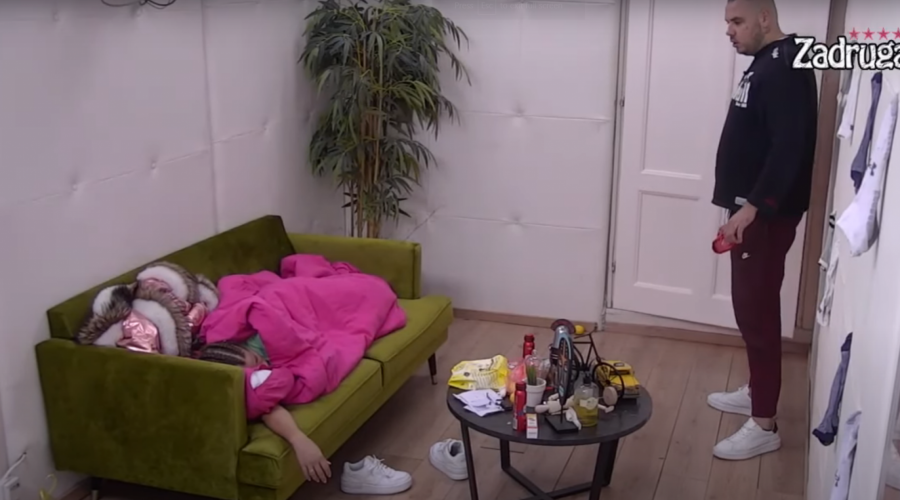 PAO PRVI POLJUBAC Dalila i Car se osamili, Dejanu će sada pozliti!