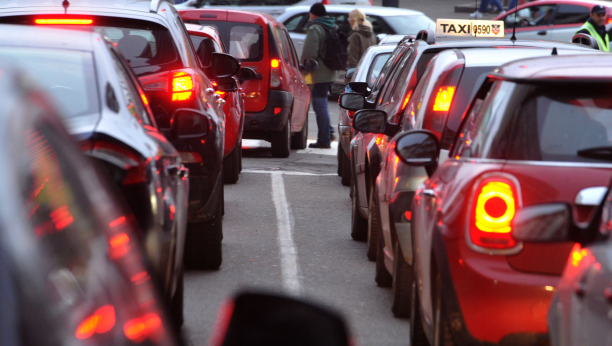 KAD BI SVAKO POVEZAO KOMŠIJU VOZILA BI BILO MANJE Postoje dva predloga za smanjenje saobraćajnih gužvi u glavnom gradu
