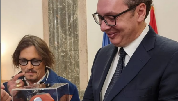 🤣🤣🤣 DŽONI DEP DAO POSEBAN POKLON VUČIĆU Usledila urnebesna šala predsednika Srbije: Sigurno su se sve zbog mene doterale...
