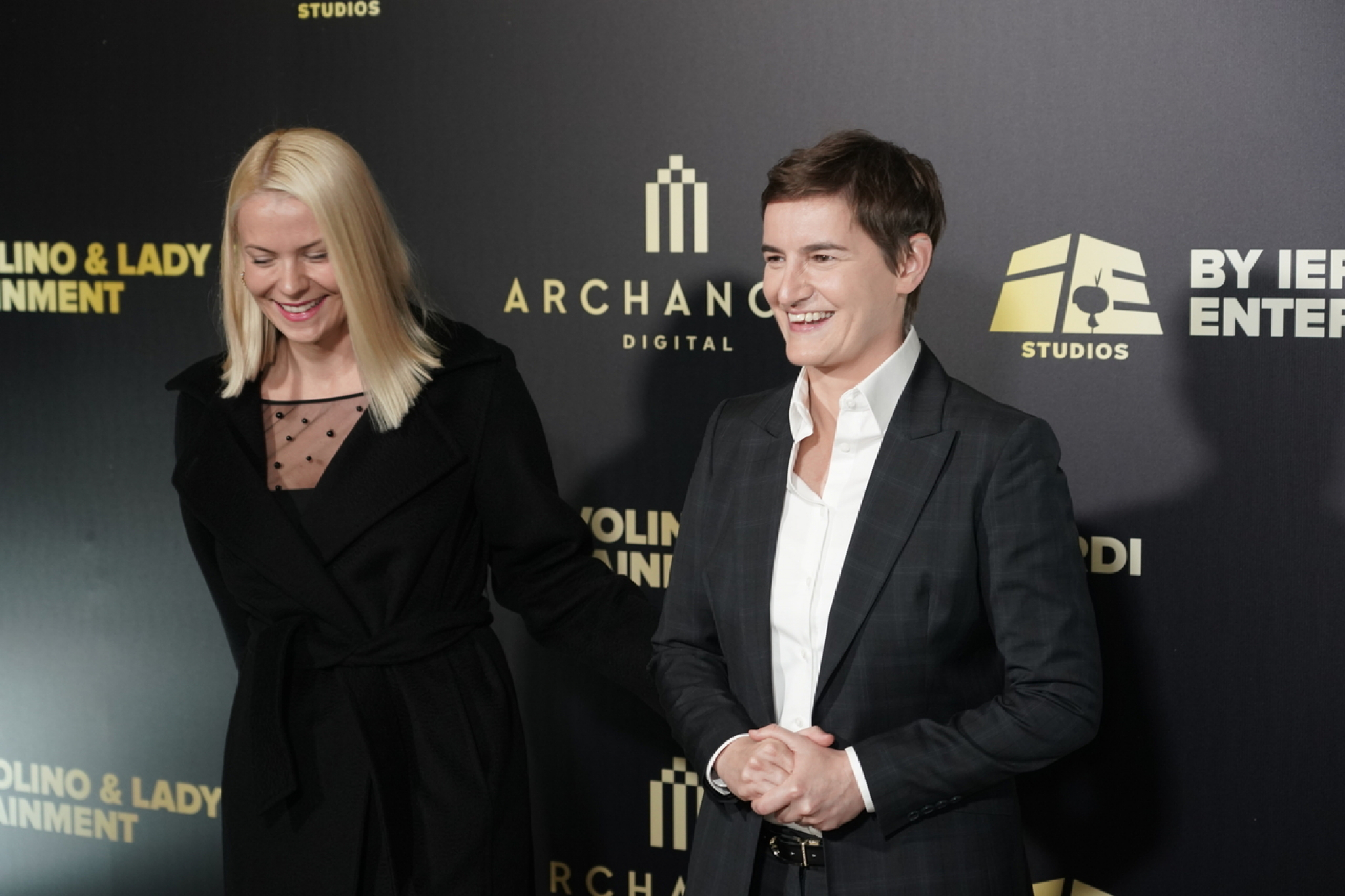 ODUŠEVILE SU SVE PRISUTNE Ana i Milica u savršenom skladu: Blistaju na večeri sa Džonijem Depom (FOTO)