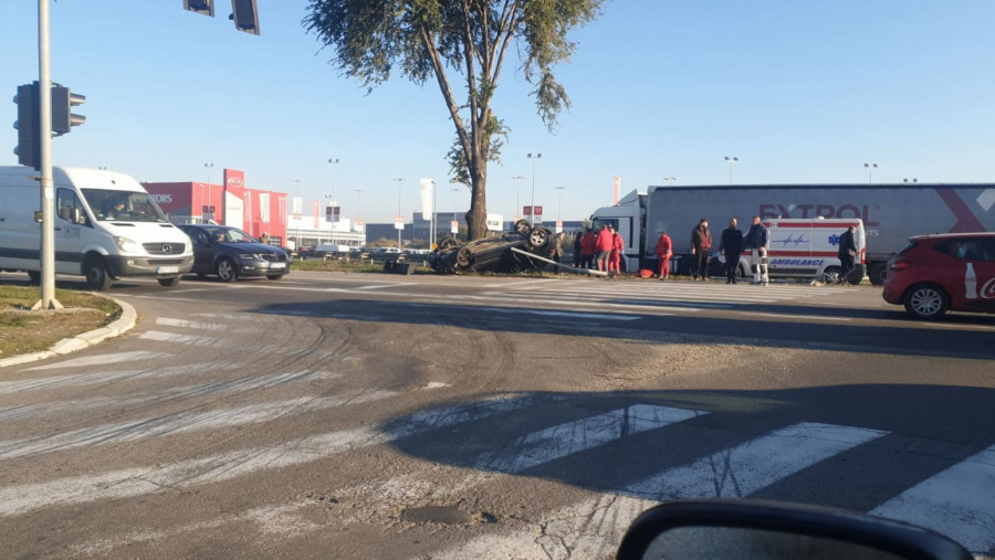 HAVARIJA U ZEMUNU Auto završio na krovu: Hitna pomoć i očevici pohitali da pomognu (FOTO)