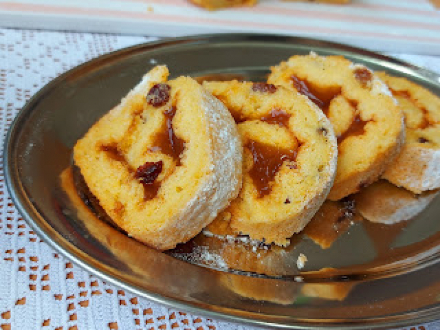 NAJJEDNOSTAVNIJI BISKVIT, GOTOV ZA 15 MINUTA: Rolat sa kajsijama, slatka tradicija na vašem stolu (VIDEO)