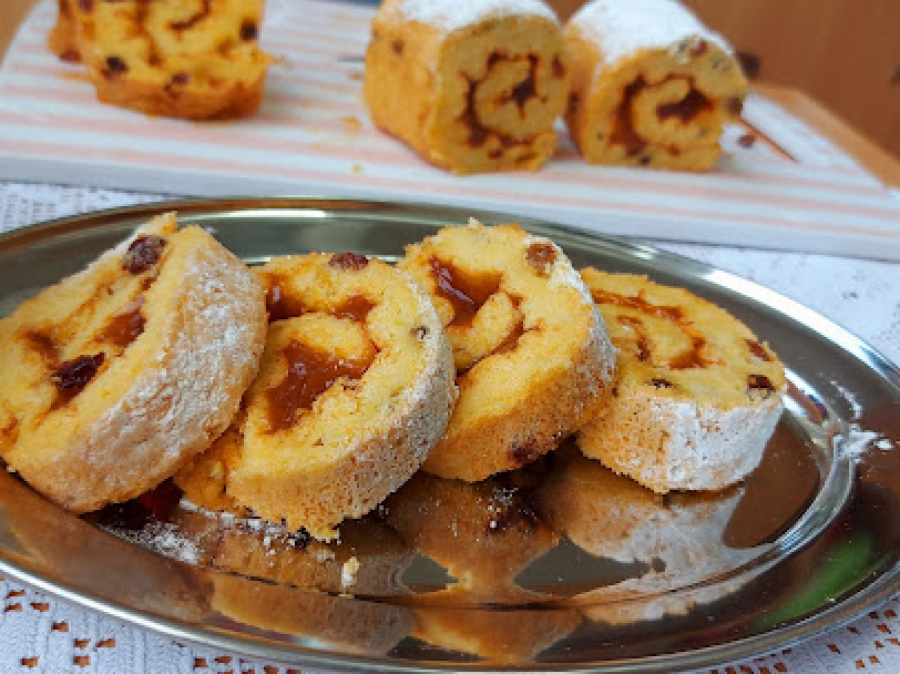 NAJJEDNOSTAVNIJI BISKVIT, GOTOV ZA 15 MINUTA: Rolat sa kajsijama, slatka tradicija na vašem stolu (VIDEO)