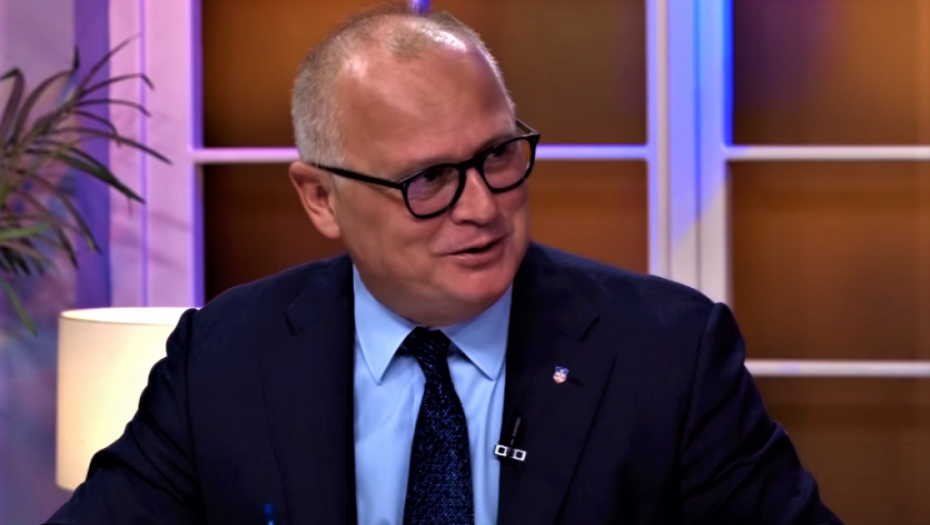 VESIĆ POSLAO NOVOGODIŠNJU ŽELJU Zajedno sa decom kitio jelku na Trgu Republike i pisao Deda Mrazu