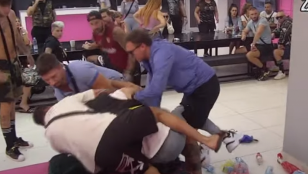 RAZBIO JE GLAVU, KRV ŠIKLJALA NA SVE STRANE Ovo je najgora svađa Dalile i Dejana u Zadruzi 5, svi su zanemeli nakon ovih kadrova