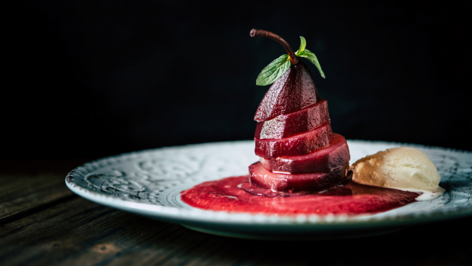 OMILJENI SLATKIŠ ANĐELINE DŽOLI: Kruške u crvenom vinu su prava harmonija ukusa!