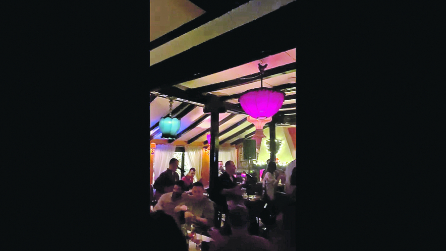 PAPARAZZO ALO! Andrija Milošević uhvaćen u provodu usred radne nedelje: Budući tata banči i slavi sa ortacima