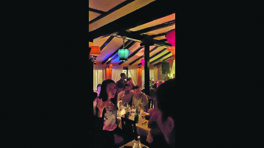 PAPARAZZO ALO! Andrija Milošević uhvaćen u provodu usred radne nedelje: Budući tata banči i slavi sa ortacima