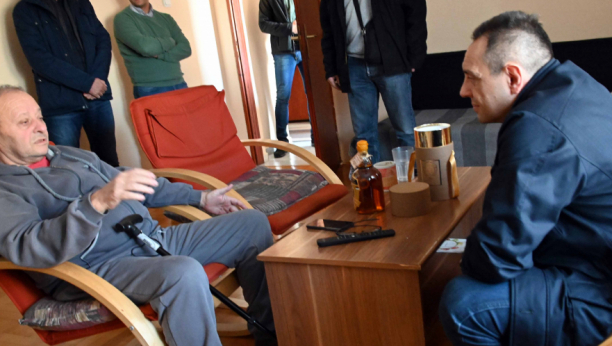 STARIJEM ČOVEKU OTETO 245.000 DINARA NA ULICI Ministar Vulin se odmah oglasio: Beograd će biti bezbedan! (FOTO)