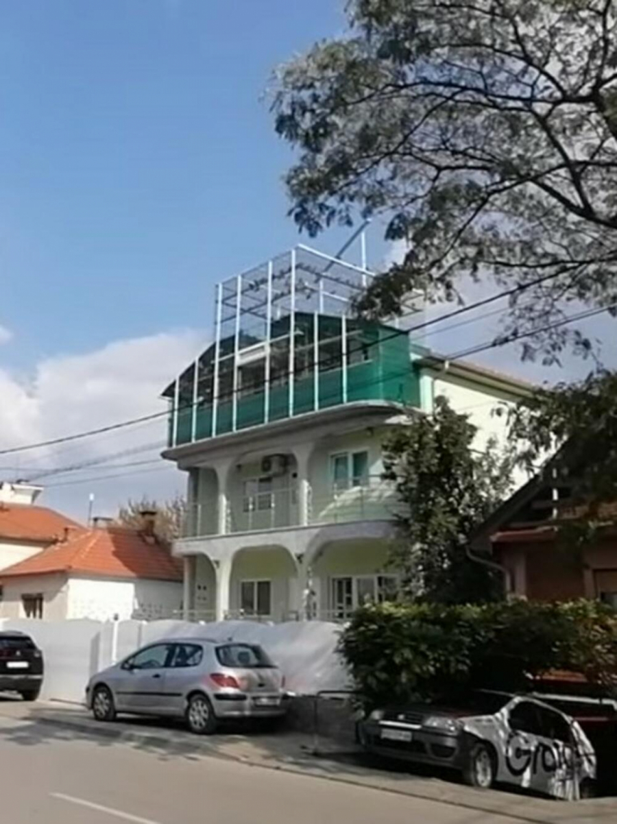 OVO JE KUĆA DIJANE HRKALOVIĆ U POŽAREVCU U komšiluku kruže loše priče, roditelji trospratnicu stekli na sumnjiv način?