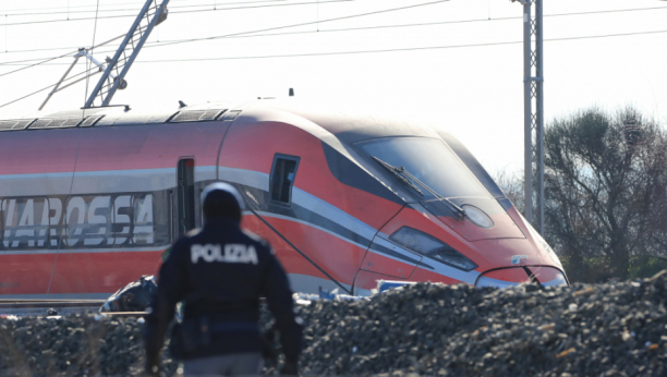 "NIKO NIJE POZVAO POLICIJU, TREBA SVI DA ZAVRŠE NA SUDU" Muškarac silovao ženu u vozu, a ostali putnici sedeli i snimali ovaj užas