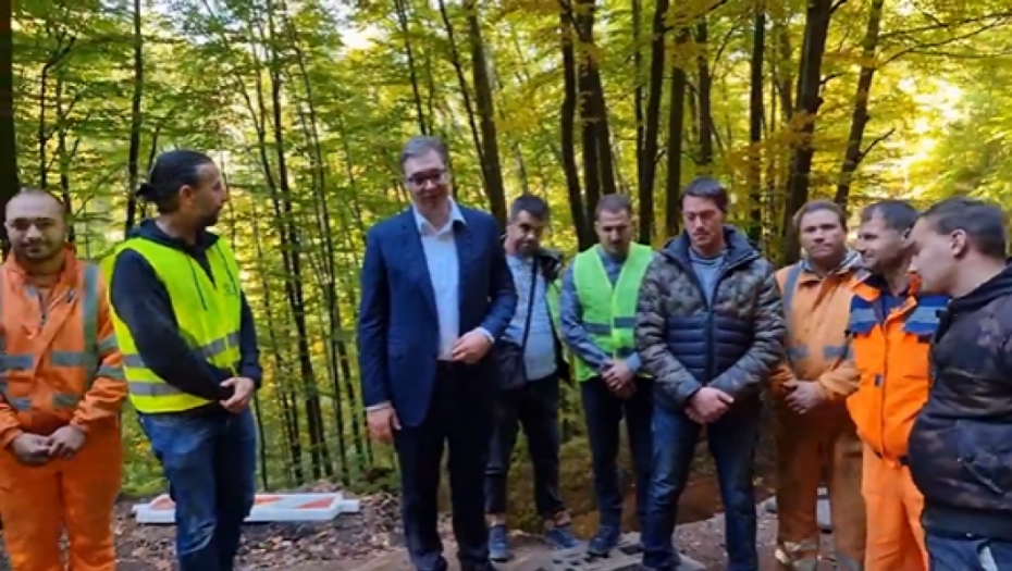 PREDSEDNIČKA KOLONA NA NEOČEKIVANOJ LOKACIJI Vučić se oglasio video porukom: Nalazimo se između Senja i Sisevca... (VIDEO)