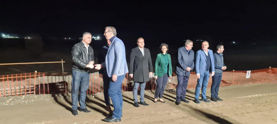 VUČIĆ SREĆAN Hoćemo da Srbija 