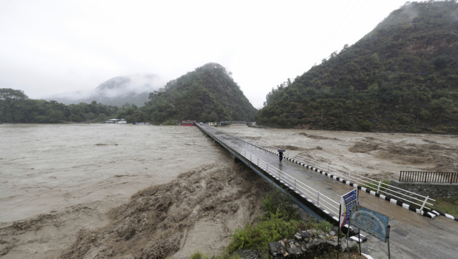 OGROMNE POPLAVE I KLIZIŠTA OPUSTOŠILE  INDIJU Broj žrtava u poplavama povećan na 179