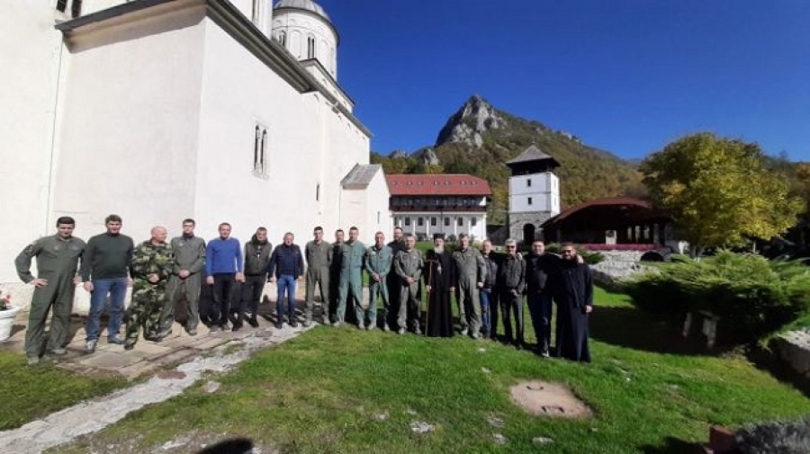 STIGLE HELIKOPTERSKE JEDINICE IZNAD SRPSKE SVETINJE Postavlja se veliki Časni Krst u blizini manastira Mileševa (FOTO)