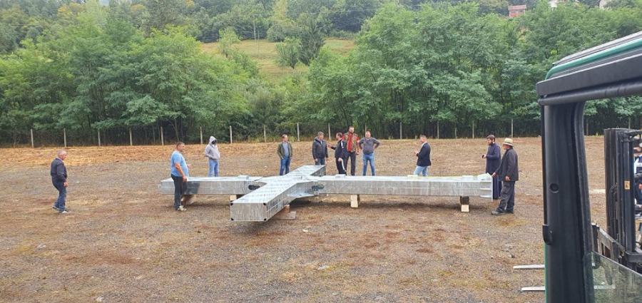 STIGLE HELIKOPTERSKE JEDINICE IZNAD SRPSKE SVETINJE Postavlja se veliki Časni Krst u blizini manastira Mileševa (FOTO)