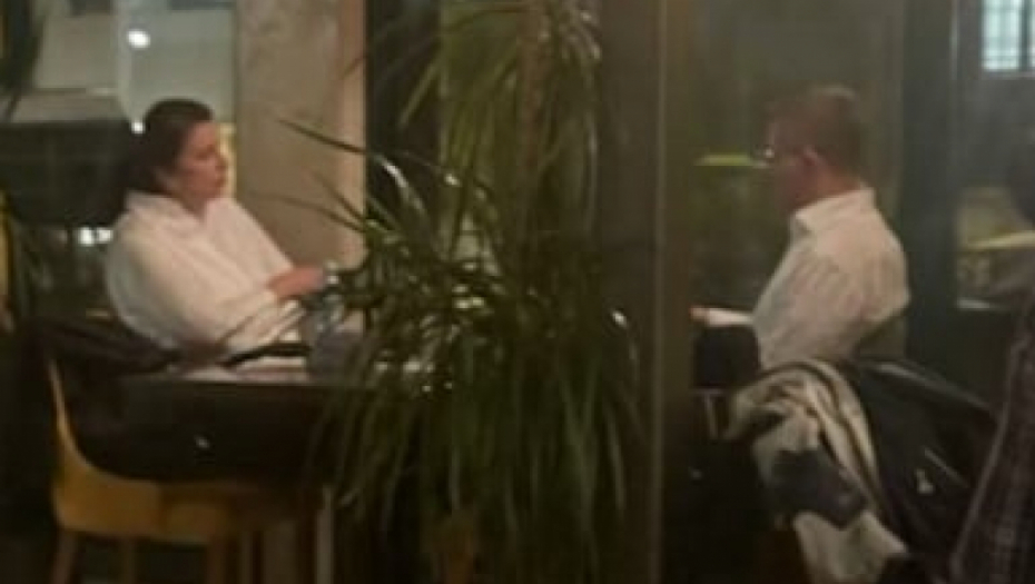 OTKRIVENO KO ZAISTA KONTROLIŠE MEDIJE U SRBIJI Posle Đilasa, i Jeremić "priveo" novinarku u kafić! (FOTO)