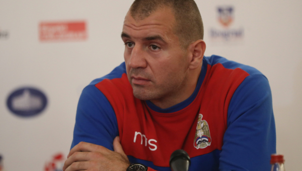 KAPITEN IDE U RING! Bio najveća podrška svima, rukavice je privremeno zamenio megafonom, a sada je red na njega!