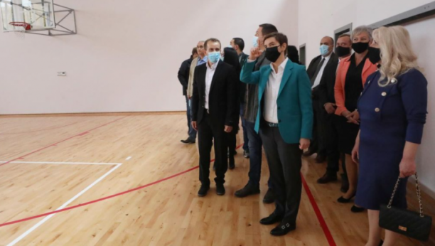 DEVOJKA PALA U NESVEST TOKOM GOVORA ANE BRNABIĆ Premijerka odmah prekinula obraćanje, evo šta je usledilo... (FOTO)